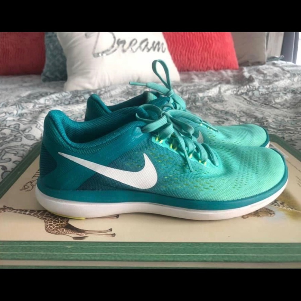 Girl’s Nike Tennis Shoes sz 6